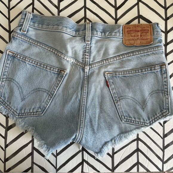 Levi's Size 32 505 Regular Fit Cutoff Light Wash Shorts - Picture 2 of 4